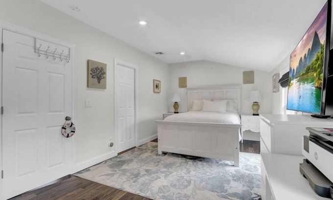 Mastic Beach House | Gateway to the Hamptons in Mastic BeachnEntire home in Mastic Beach, New York.