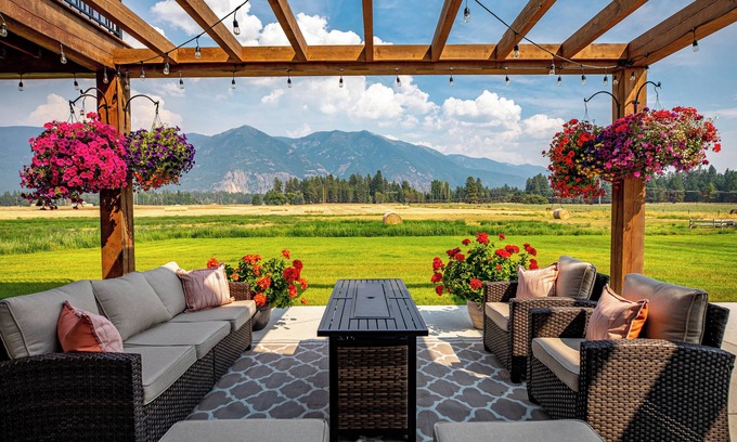 Columbia Falls House | Gather in Comfort: Large Property with 5 Rentals