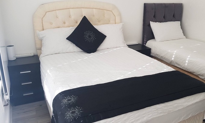 Crawley House | Gatwick Room for 3, 2 or 1 Guests. Fully Furnished.