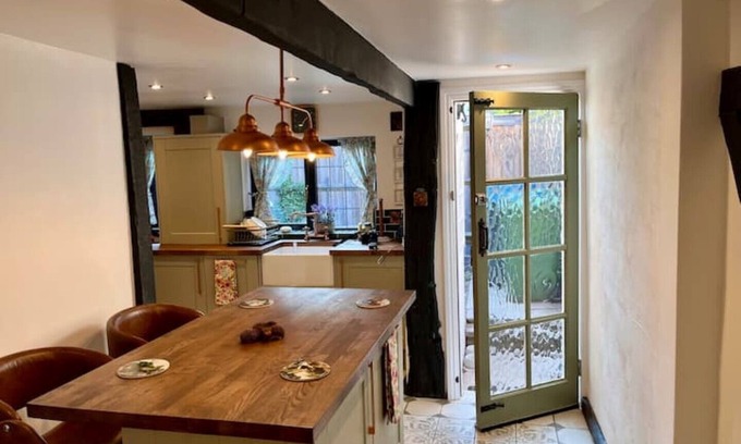 Shottery Cottage | Historical Thatcher Roof Cottage Hathaway Hamlet