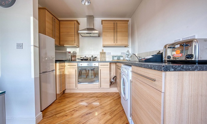 Sutton Coldfield Apartment | Blue Cedar 2 Bed, 2 Bath Apt with Parking - Modern apartment in Birmingham