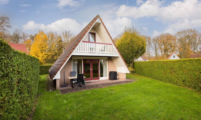 Zwiggelte House | Gekraagde Roodstaart | Bungalow met fijne groene tuin