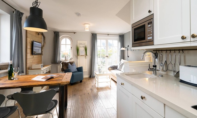 Rantum Apartment | Gemütliche 3-zimmer Wohnung - 4 Personen: Meerblick, Terrasse, Stellplatz, Wlan