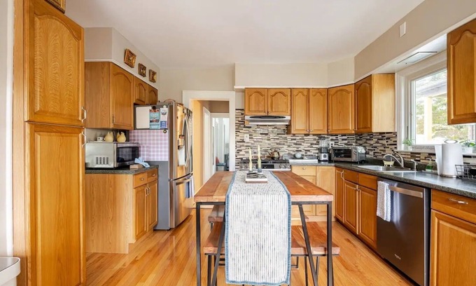 Stamford House | Gem by the water - Charming 2-bedroom house in fabulous Stamford with AC, WiFi