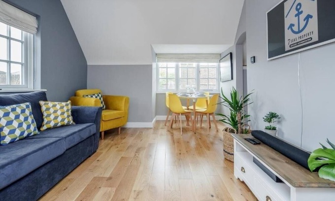 Winchester Apartment | Gem Of Central Winchester - Sleeps 4