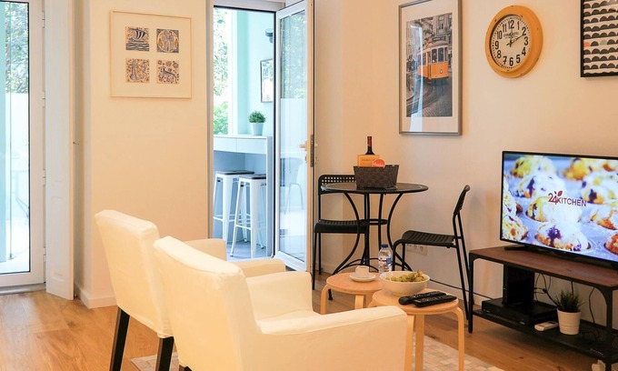 Sao Jose Apartment | Gem of Graça Graceful Apartment with Terrace