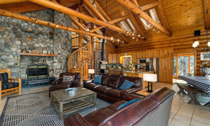 Leavenworth House | Gemini Lodge- Spacious Log Home Retreat