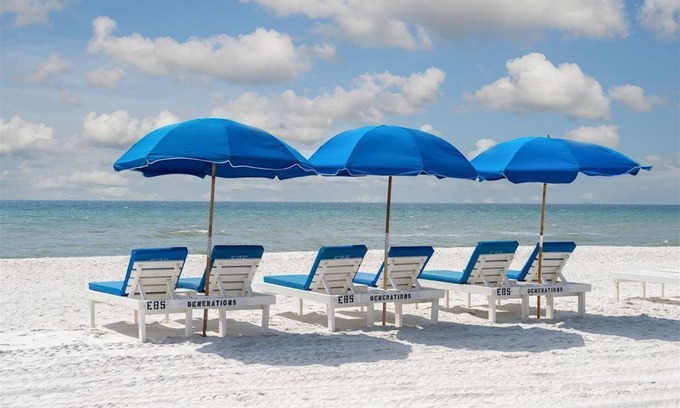 Sunnyside House | GENERATIONS BEACH HOUSE - BEACHFRONT - CARILLON BEACH - 8 Beach Lounge Chairs