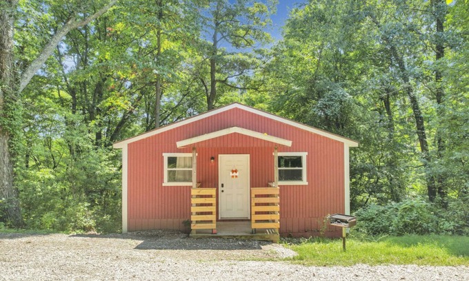 Lancaster Apartment | Gentle Breeze: The Maple: Romantic Secluded Getaway