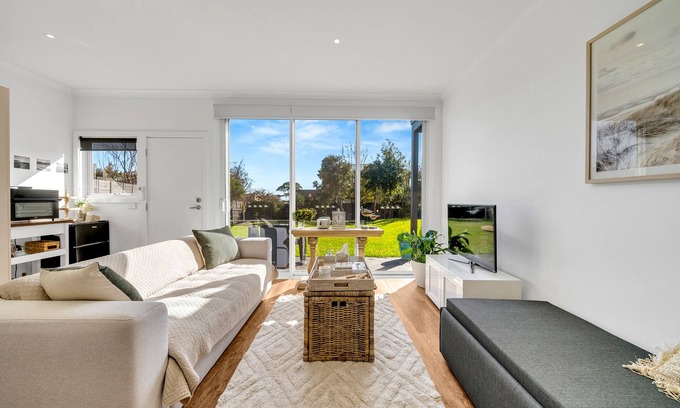 McCrae Apartment | Gentle Waves - 11 Min Walk to Beach and Cafes, huge pet friendly garden