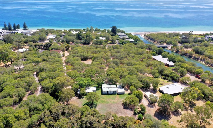 Marybrook House | Geographe Gateway - On the Bay. Entrance to the Margaret River Wine district.