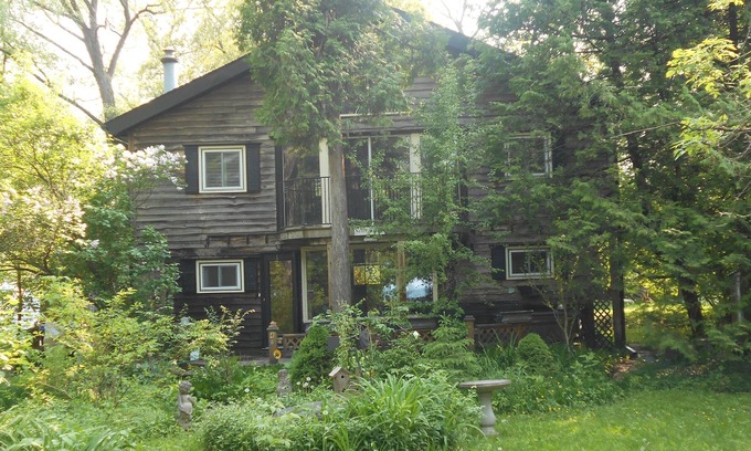 Collingwood Cabin | Georgian Bay Lakefront Cottage in Collingwood Town Limits. Walk to Sunset Park