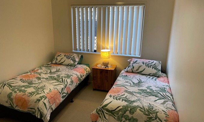 Woody Point Apartment | "Georgina Townhouse" - Woody Point Q 4019