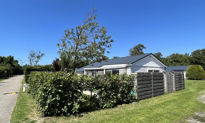 Sint Maartensvlotbrug House | Gepflegter Ferienbungalow für 4 Personen, 2 Schlafzimmer, Wlan, Haustier Willkommen!