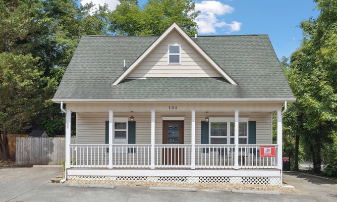 Gatlinburg Cottage | Get Comfy at Biscuits & Gravy, A Charming Newly Decorated 2 Bedroom Cottage in downtown Gatlinburg!
