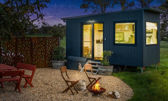 Moss Vale Apartment | Getawayz NSW - Kates Paddock - Tiny Home w/ Kangaroos & Gum trees