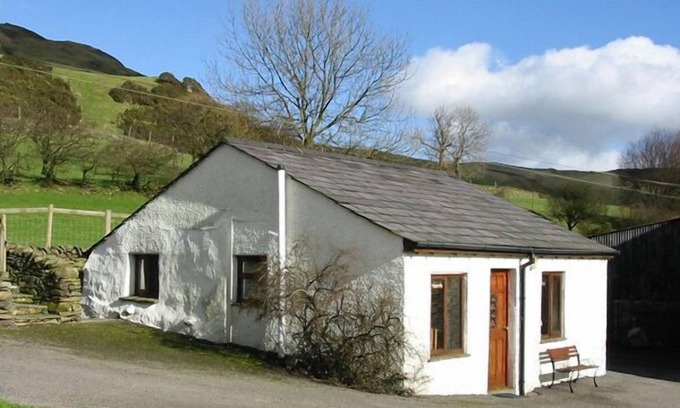 Kendal Cottage | GHYLL BANK BUNGALOW, pet friendly, with open fire in Staveley