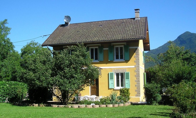 Giez House | Giez. Character property close to Lake Annecy with beautiful mountain views.