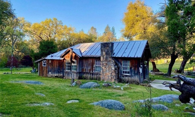 Mariposa Cabin | Gilded Gateway: 2 bed 2 bath 1880S Miners Cabin Minutes from Historic Mariposa
