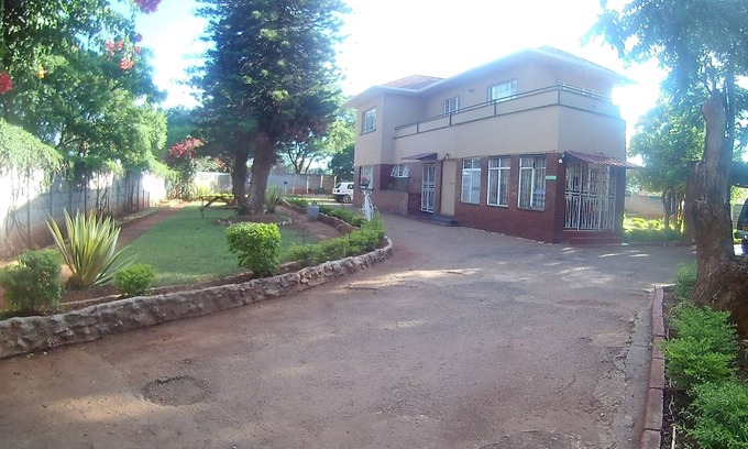 Bulawayo Cabin | Ginger lilly offers a serene environment , great rooms with astounding colors et