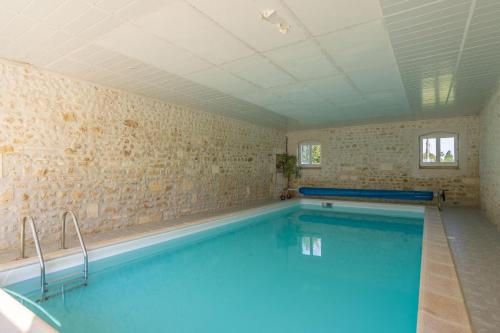 La Gripperie-Saint-Symphorien House | Gite Piscine Intérieure