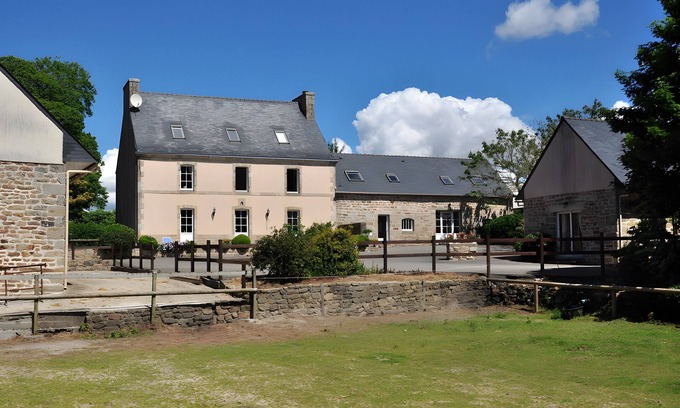 Plogonnec House | Gite 2 - Lopéau Holiday Homes with Pool and Spa