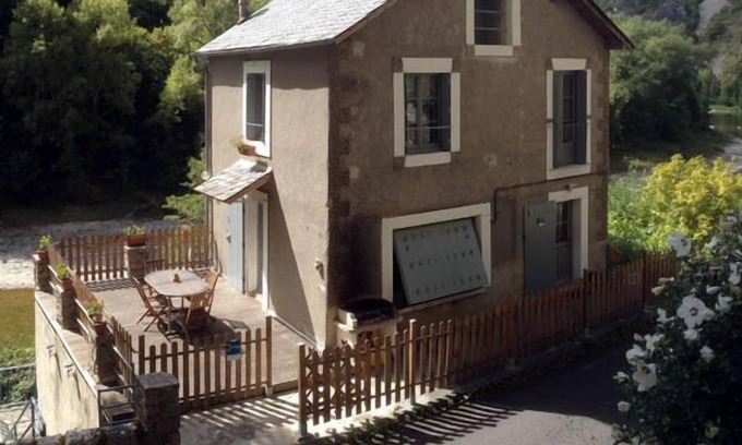 Saint-Chely-du-Tarn Cottage | Gite 3 *** in hamlet with garden and terrace on the river bank