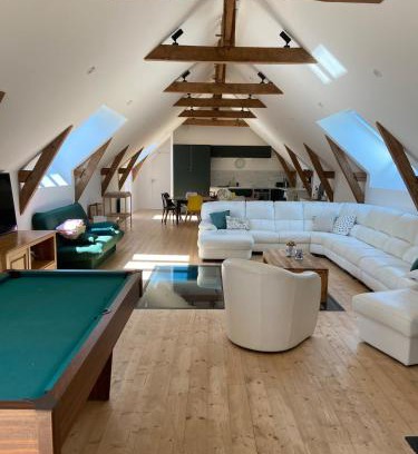 La Bouexiere House | Gite 8-10 pers, 4 chambres, billard, jardin