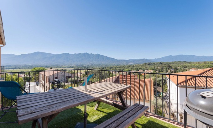 Banyuls-dels-Aspres Apartment | Gîte 'Canigou' with Mountain View, Wi-Fi, and Air Conditioning