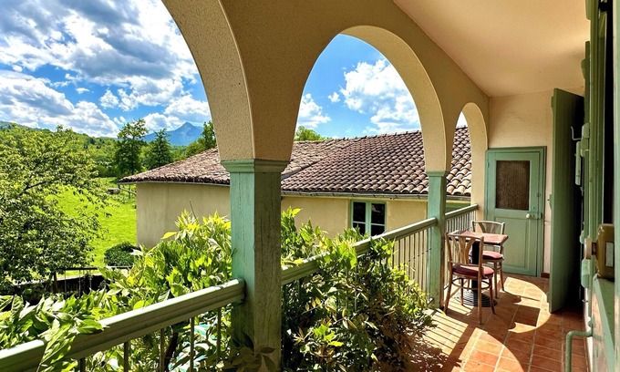 Estadens House | Gîte COMMINGEOIS 13 persons with swimming pool facing the CAGIRE mountain