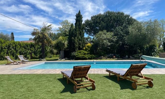 Reignac Apartment | Gite confortable avec terrasse et piscine