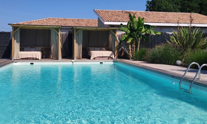 Saint-Sulpice-et-Cameyrac Villa | Gîte and bed and breakfast with private swimming pool near Bordeaux
