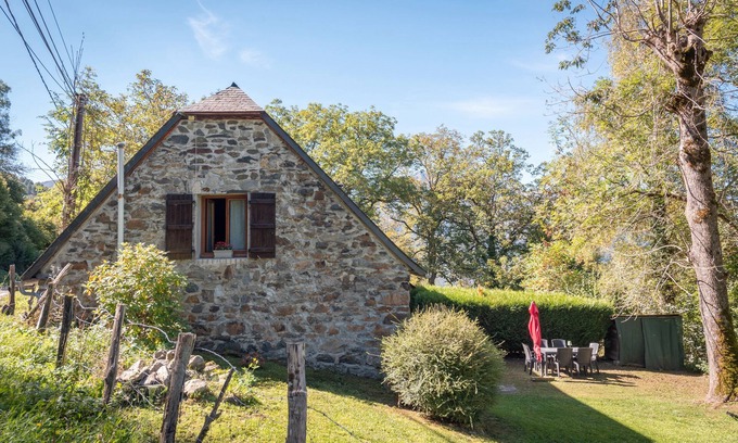 Artalens-Souin House | Gîte in Foraine Barn – Stream with Mountain View, Private Terrace and Wi-Fi