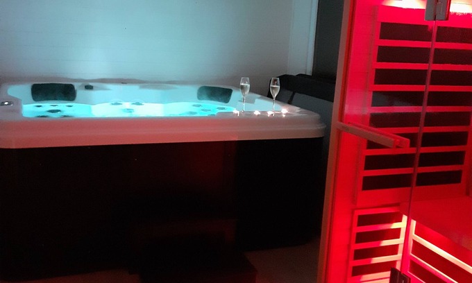 Montcorbon House | Gîte joies2vies Detached house with spa, sauna, bedroom, tv, air conditioning.