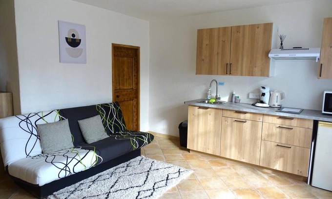 Cabannes Cottage | Gîte 'Le Gite Au Coin Du Feu' with Private Terrace, Wi-Fi and Air Conditioning