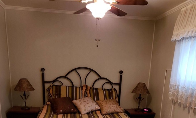Mauricie Bed & Breakfast | Gîte le Grandelinois - L'Angeline - Queen bed suite with sofa bed