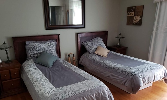 Mauricie Bed & Breakfast | Gîte le Grandelinois - La Maria - Room with two single beds