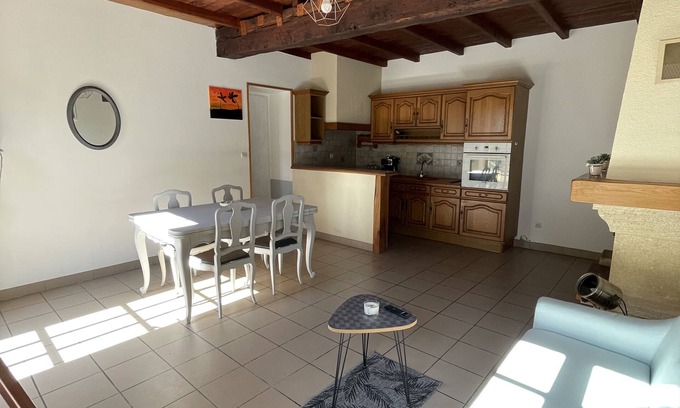Riocaud Condo | Gîte les trois pierre situated in the middle of vineyards.
