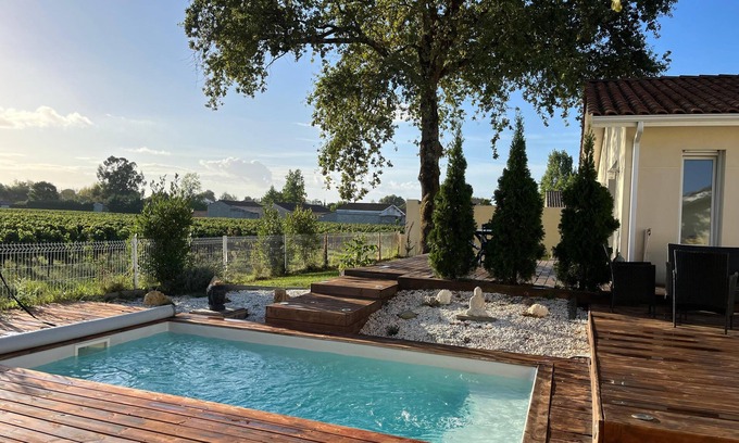 Cussac-Fort-Medoc House | Gîtes for up to 10 people Heated swimming pool in season and Jacuzzi all year round