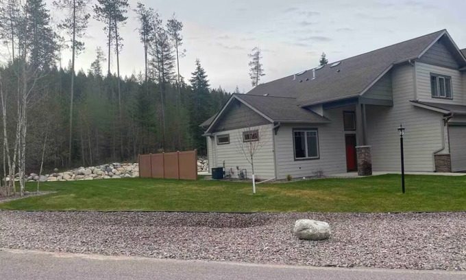Columbia Falls House | Glacier Launch! Hot Tub Soak! Yes!