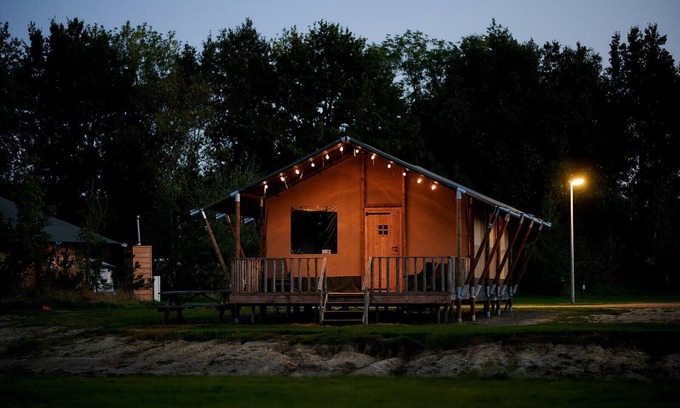 Nieuw Heeten House | Glamping at its best! Luxurious safari tent by the play pond at Vakantiepark de Sallandshoeve for a perfect family holiday.