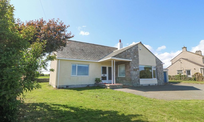 Ty Croes Cottage | GLANFFRAW, pet friendly, country holiday cottage in Aberffraw