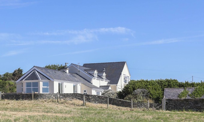 Caergeiliog Cottage | GLANRHYD ISAF, pet friendly, with open fire in Llanfair Yn Neubwll