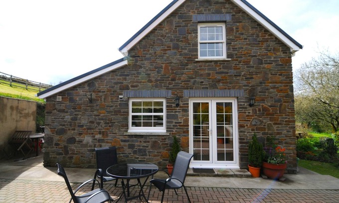 New Moat Cottage | Glanrhyd, Narberth - One Bedroom Cottage, Sleeps 3
