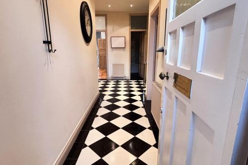 Govan Apartment | Glasgow City - Large Stylish 2 Bed Flat in Unique Ibrox Location Walking Distance to Subway and Free On-Street Parking