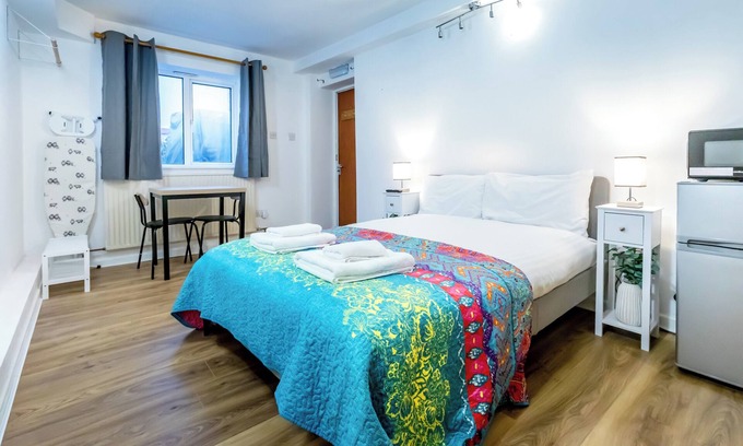 Glastonbury Apartment | Glastonbury - ContactlessCheckIn - Free Parking