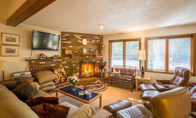 Killington House | Glazebrook F5 Townhome 1 mile from Snowshed, walking distance to night clubs