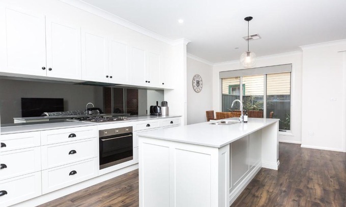 Wagga Wagga House | Glen’s Inner City Escape - CBD Central