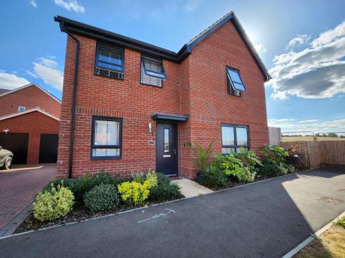 Wellingborough House | Glenvale House - Weekly & Monthly Stay For Business Or Relocation, Perfect Weekend Getaway!