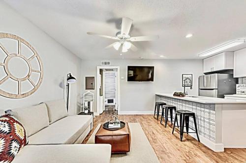 Old East Dallas Apartment | Global Cup Near Deep Ellum Downtown Dallas Flat
